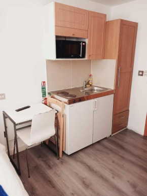 F304-Lovely 3rd Flr Studio fits 2 Near Hyde Park